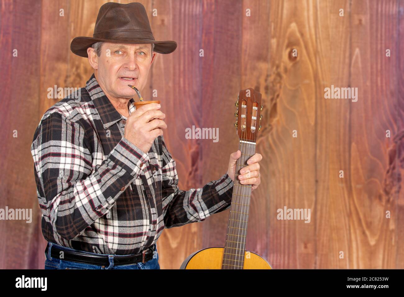 Bevanda Tipica Argentina Immagini E Fotos Stock Alamy https www alamy it attraente vecchio uomo con occhi chiari e stile rurale bere l infusione tipica in argentina e uruguay chiamato mate image366382909 html