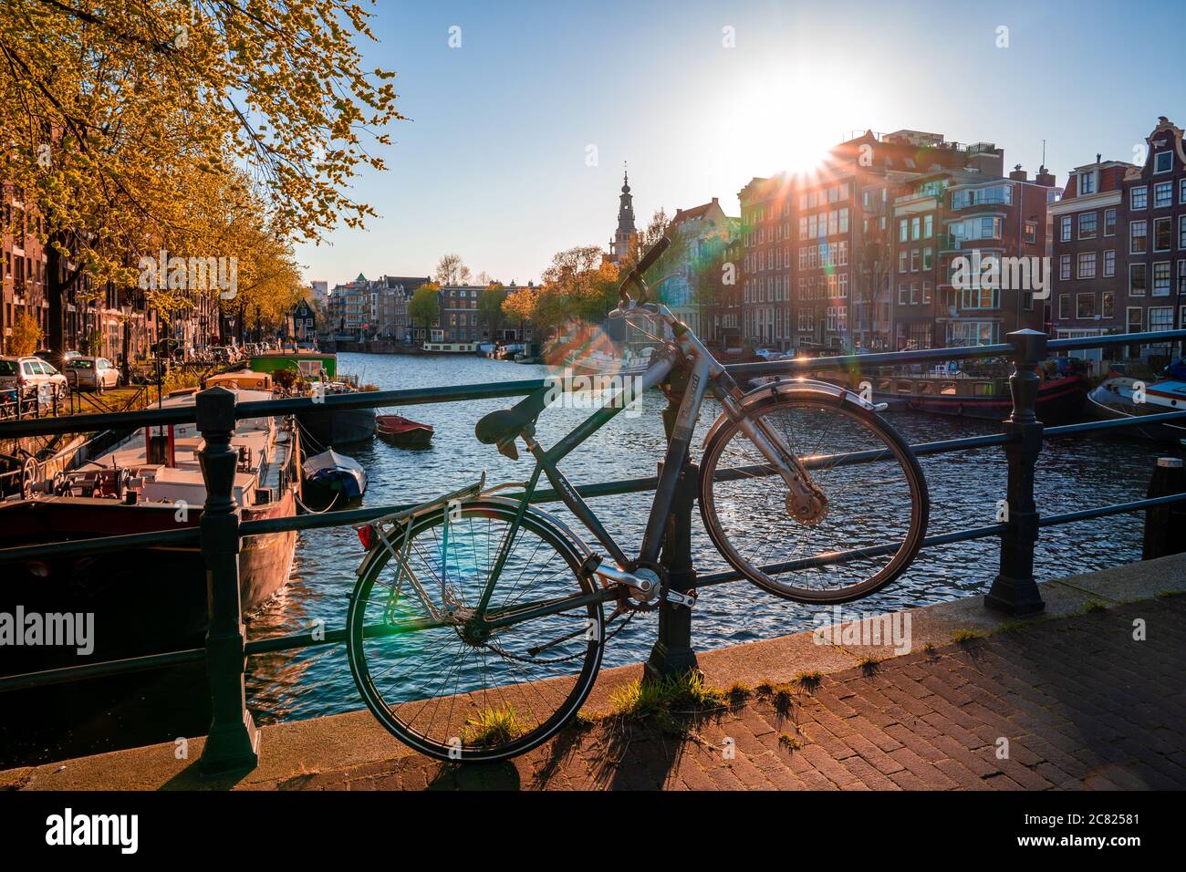 Immagine di una città con un canale e un bicicletta sul ponte - perfetto per lo sfondo Foto Stock
