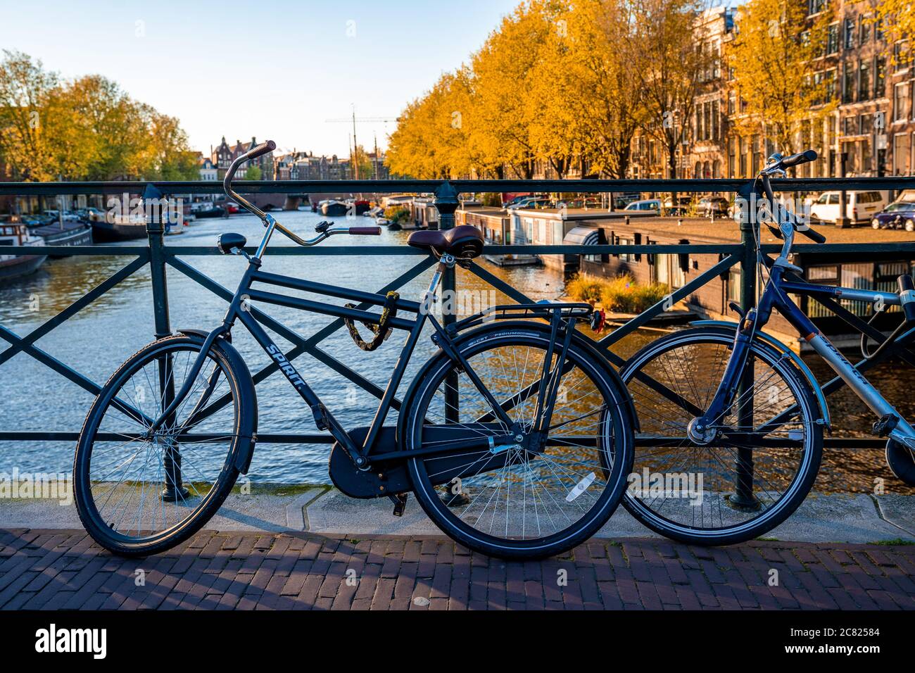 Bellissimo scatto di una bicicletta su un ponte ad Amsterdam Paesi Bassi Foto Stock