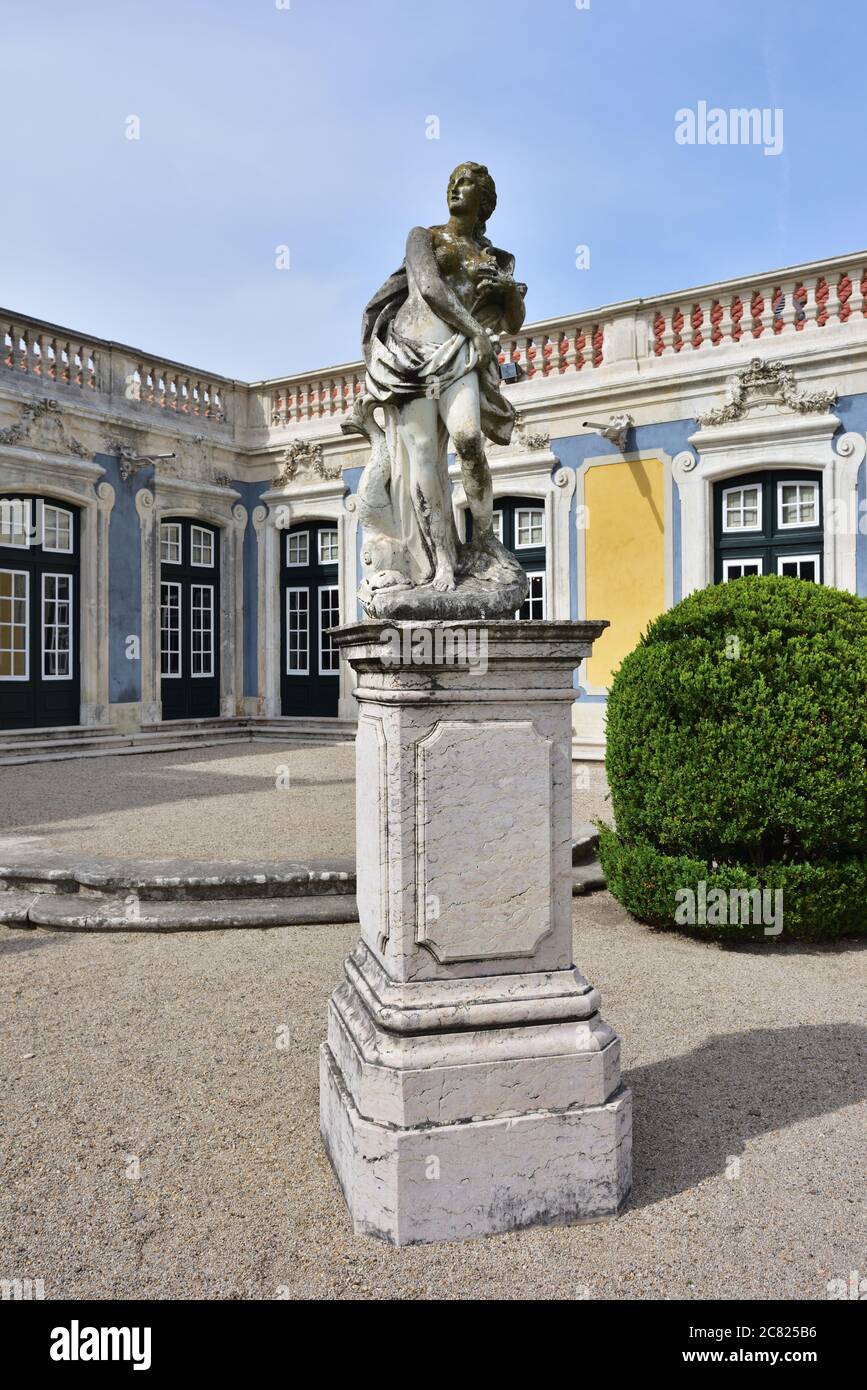 Queluz, Portogallo - 3 giugno 2017: Scultura della donna dello scultore John Cheere e le facciate del Palazzo reale di Queluz Foto Stock