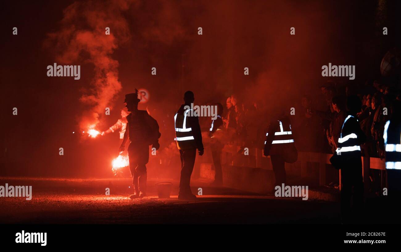 Sicurezza in giubbotti riflettenti in piedi in strada guardando gli uomini con razzi; Dublino, Irlanda Foto Stock