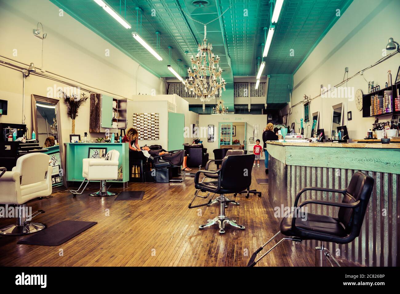 Trendz, un parrucchiere, è funky e divertente e occupato con soffitto turchese e boho elegante interni sulla piazza nel centro storico Libano, TN, Foto Stock