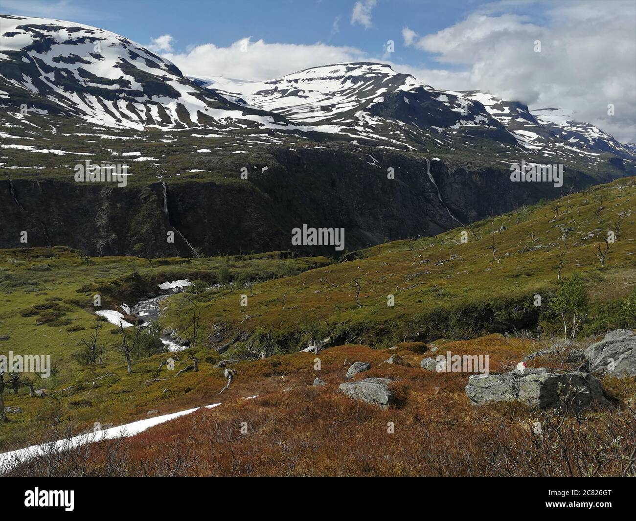 Montagne in Norvegia oltre il Circolo polare Artico. Foto Stock