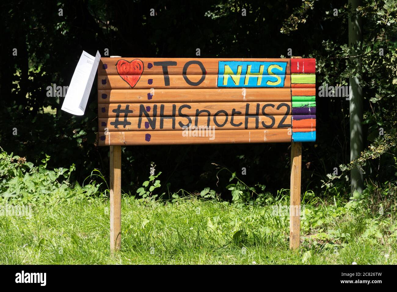 Protesta contro HS2 a Great Missenden, Buckinghamshire, Inghilterra, Regno Unito. Avviso di lettura NHS non HS2. Foto Stock
