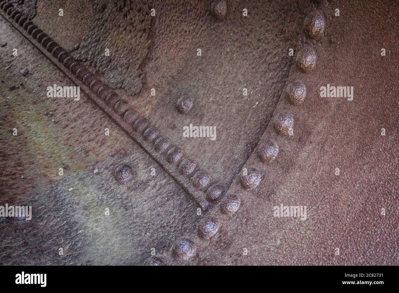 struttura in lamiera arrugginita con rivetti Foto Stock