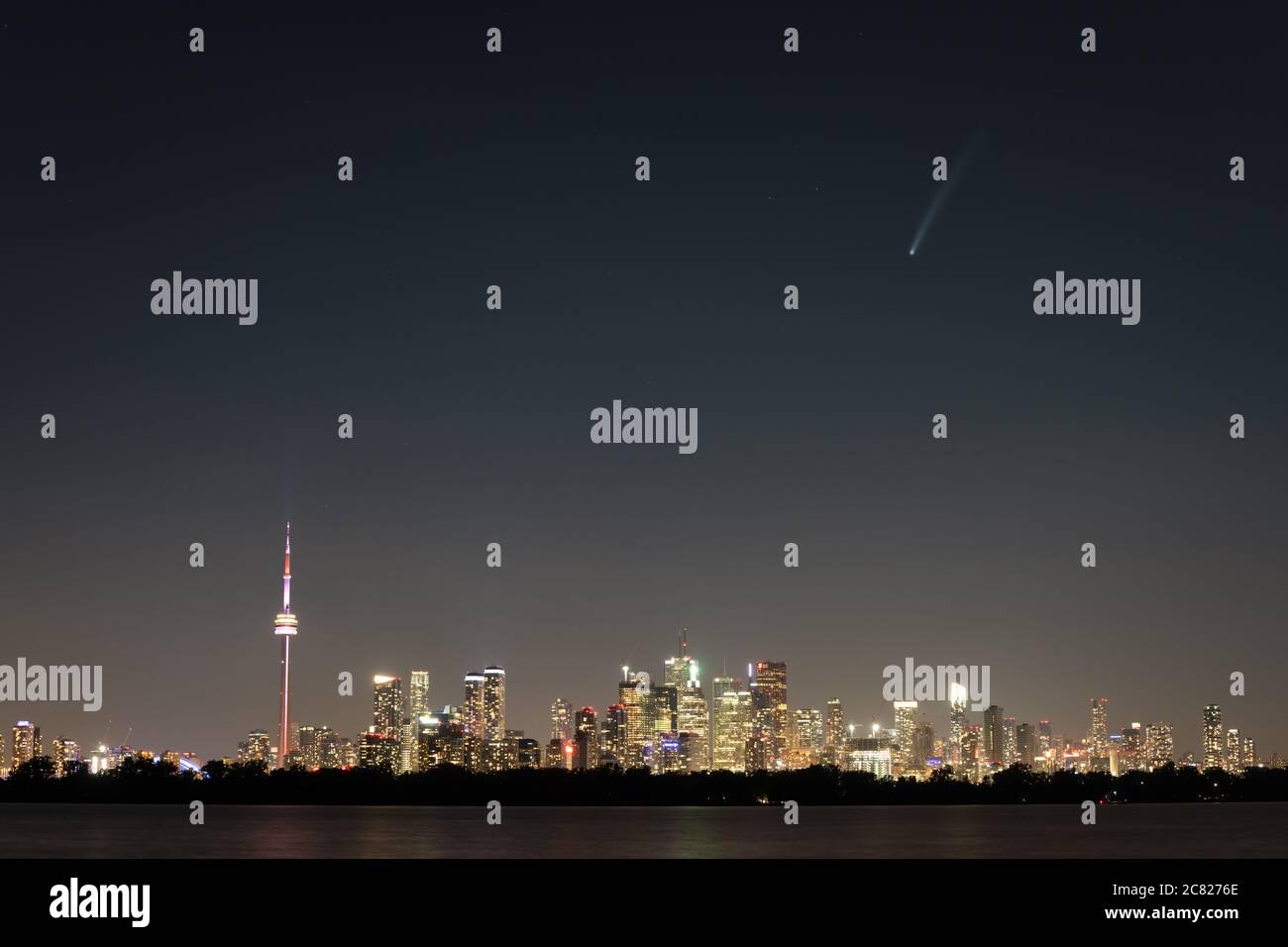 Comet NEOWISE vola sullo skyline di Toronto, Ontario, come visto dal Tommy Thompson Park. Foto Stock