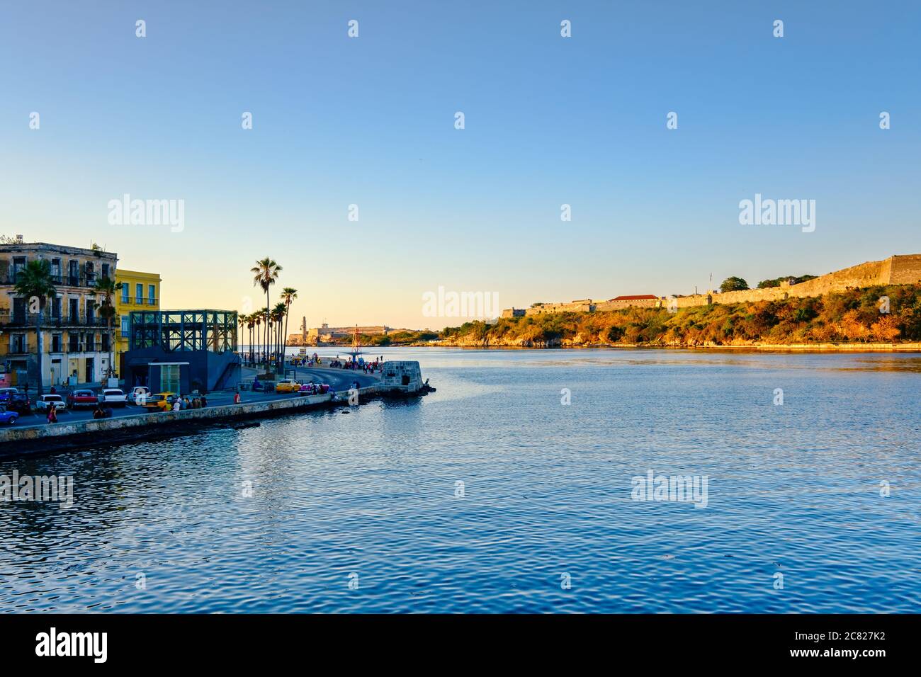 La città di l'Avana con vista sulla città vecchia e le fortezze attraverso la baia Foto Stock