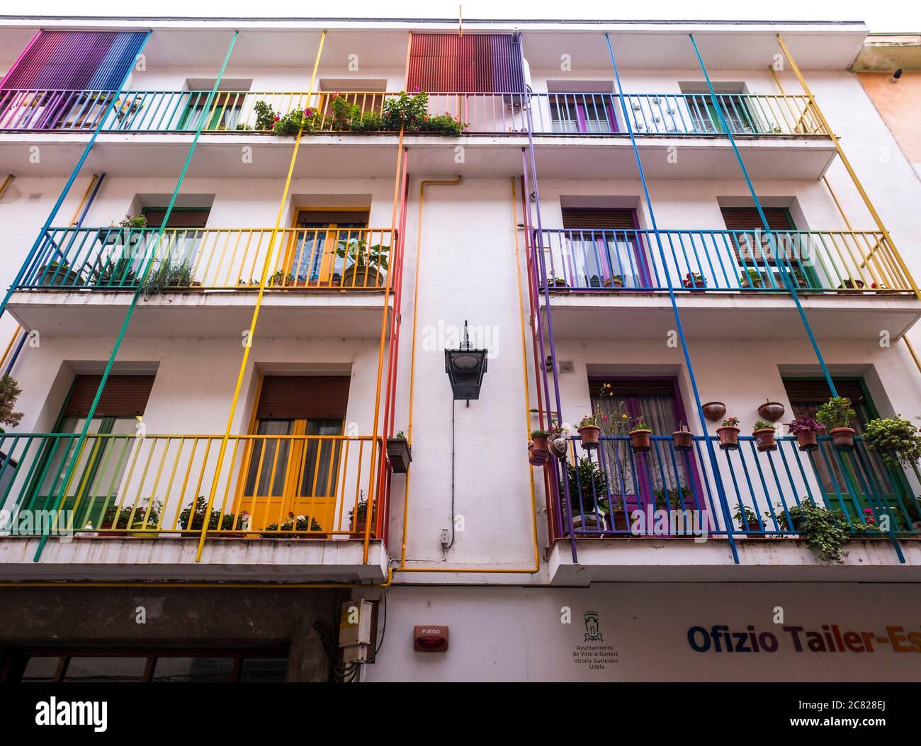 Balcones de colores de la Escuela TALLER de oficios. Vitoria. Álava. País Vasco. España Foto Stock