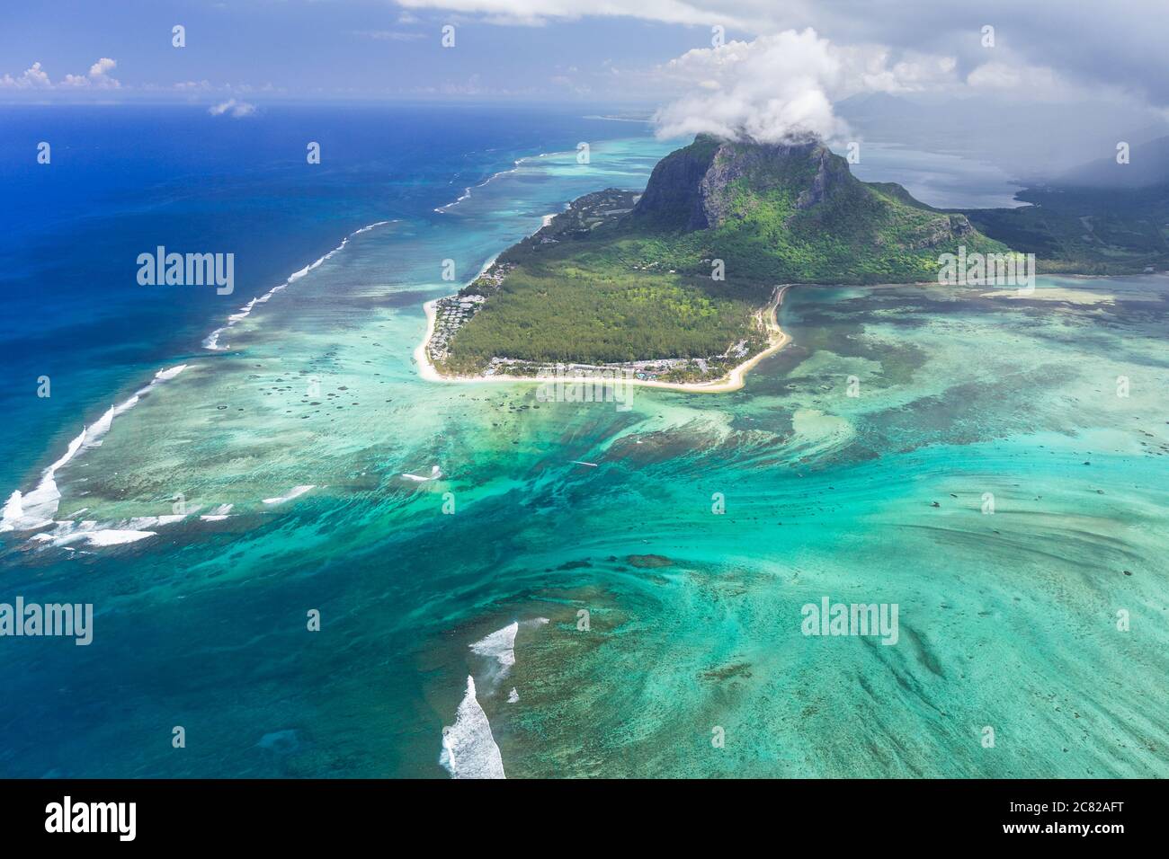 Veduta aerea di le Morne Brabant e della cascata subacquea illusione ottica e fenomeni naturali, Mauritius, Oceano Indiano, Africa Foto Stock