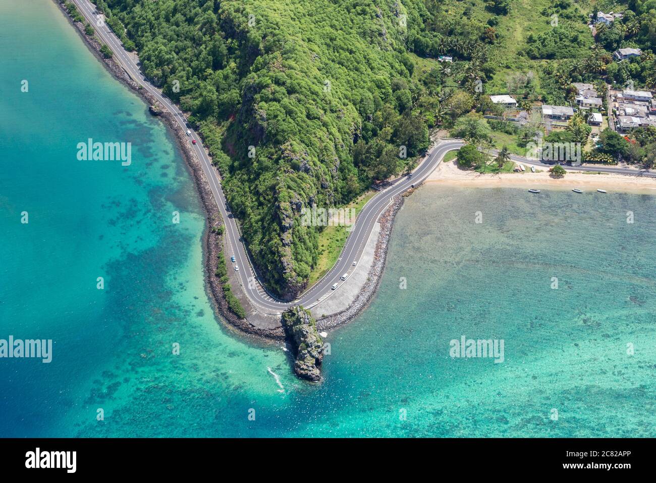 Strada costiera di fronte alla laguna turchese, vista aerea con drone, Bel Ombre, Baie Du Cap, Mauritius del Sud, Oceano Indiano, Africa Foto Stock