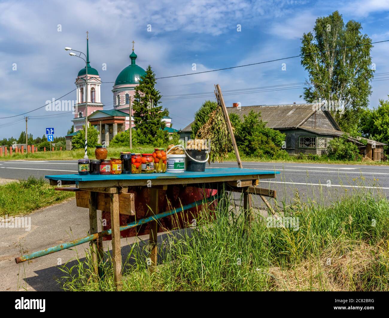Il villaggio di Zaitsevo sulla strada che da San Pietroburgo porta a Mosca nella regione di Novgorod. Foto Stock