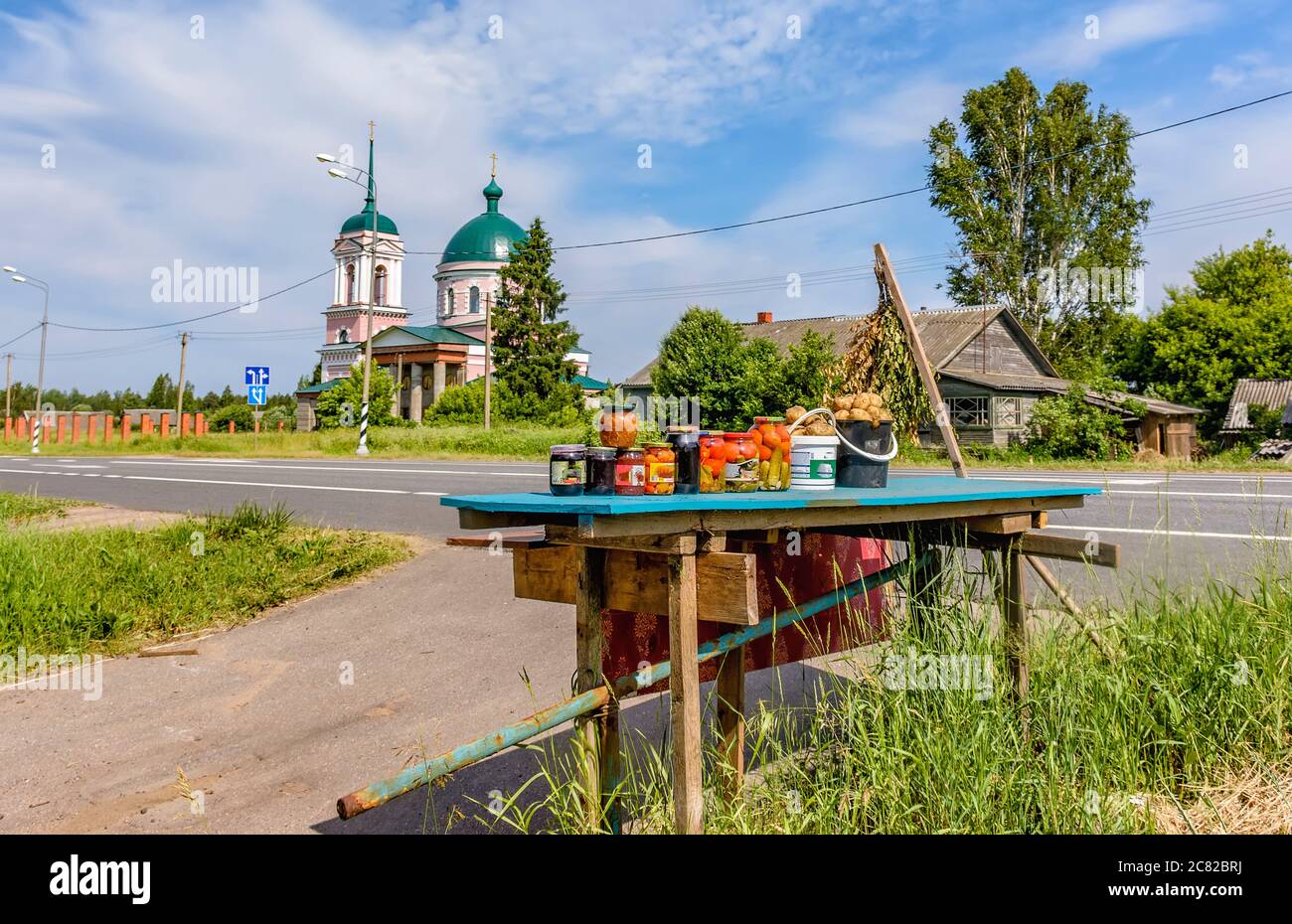 Il villaggio di Zaitsevo sulla strada che da San Pietroburgo porta a Mosca nella regione di Novgorod. Foto Stock