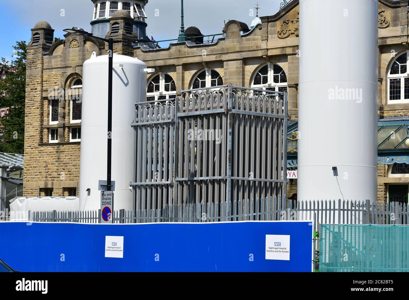 Grandi bombole di stoccaggio dell'ossigeno presso il Covid -19, Nightingale Hospital, Harrogate, North Yorkshire Foto Stock