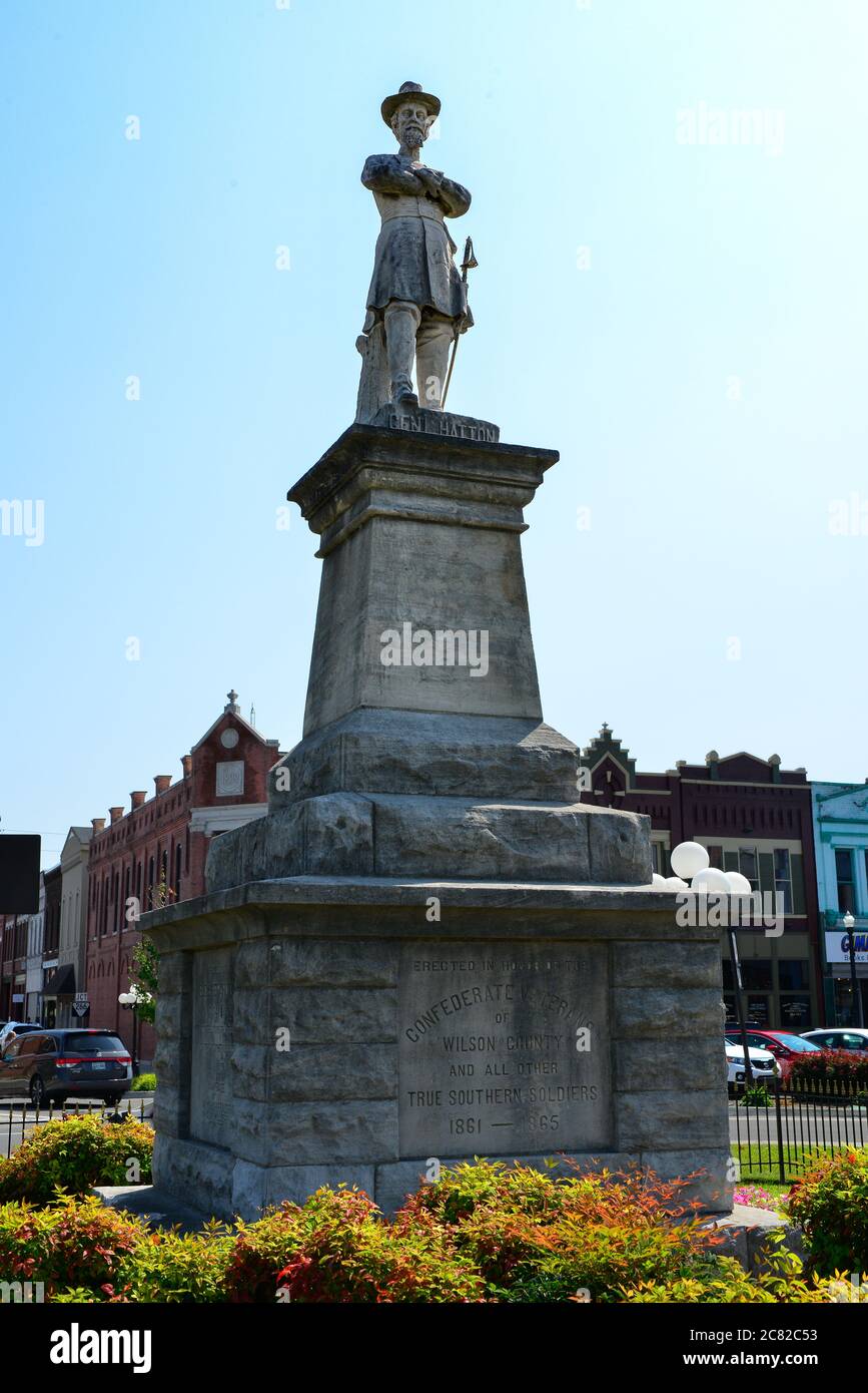 Vista frontale della statua del generale confederato Hatton su un basamento in pietra con iscrizione sulla piazza del paese in Libano, TN, USA Foto Stock