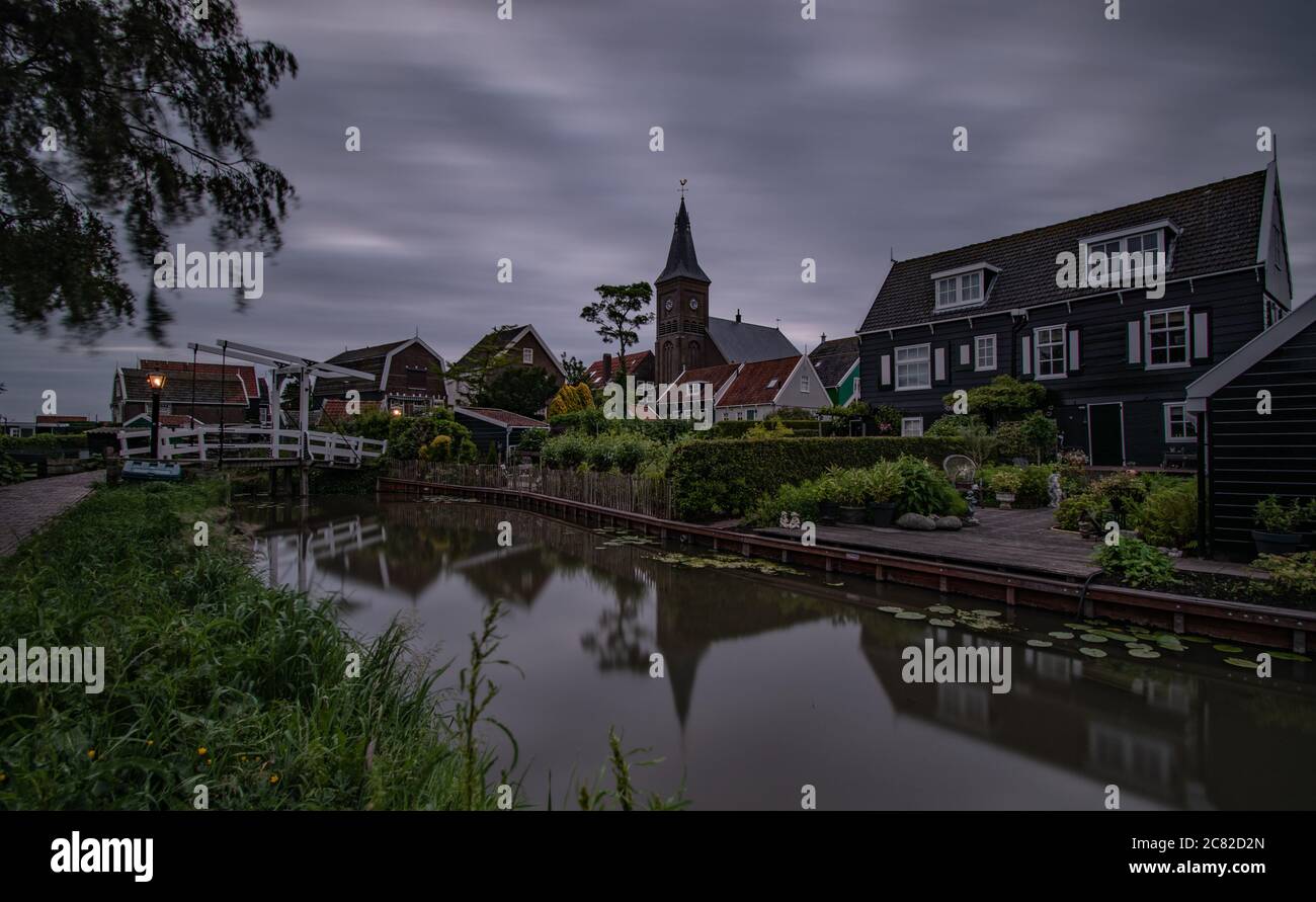 Scena mattutina a Marken, Paesi Bassi, catturata con una lunga esposizione Foto Stock
