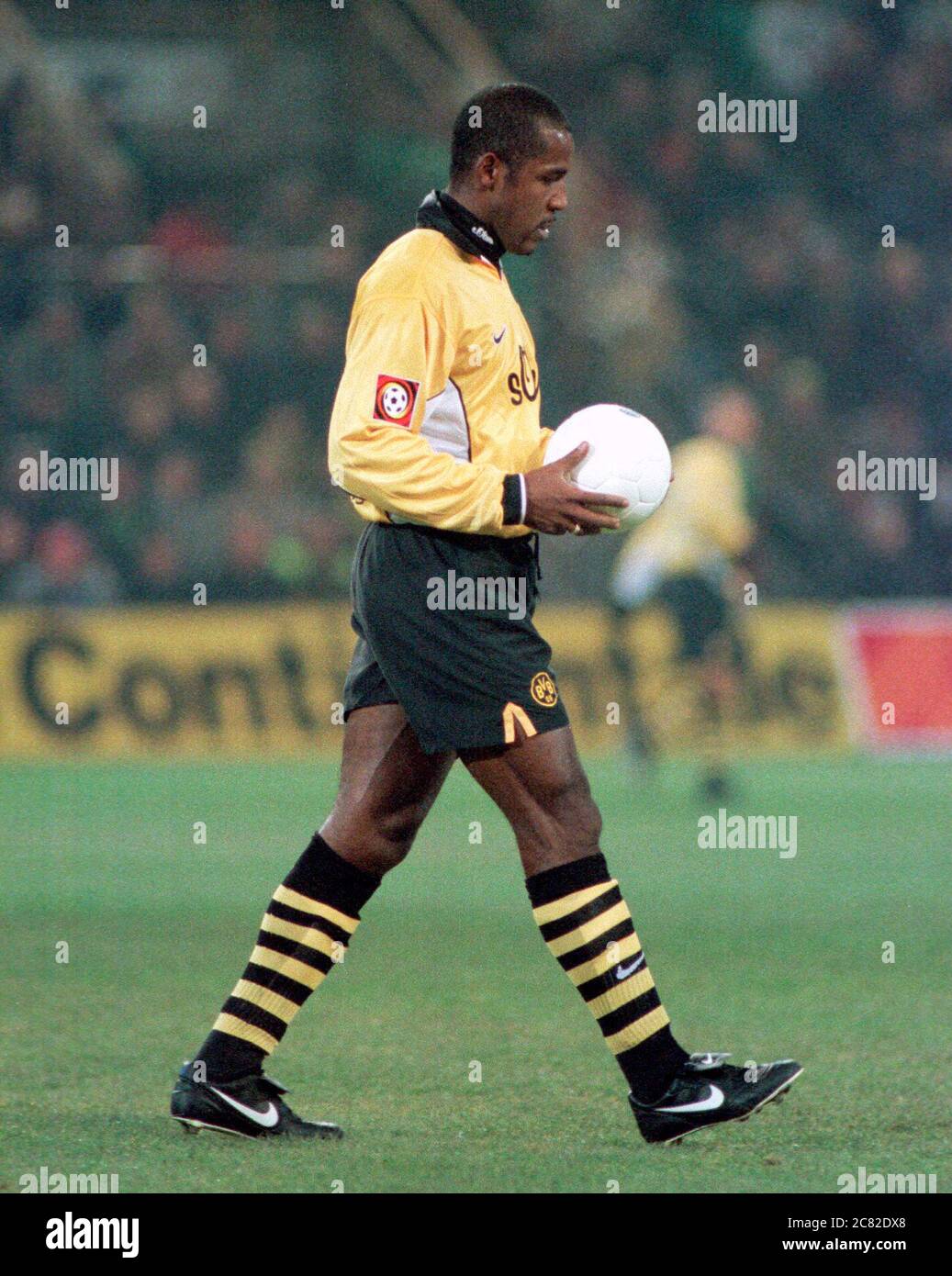 Westfalenstadion Dortmund Germania 24.11.1998, Calcio Bundesliga Germania stagione 1998/1999 giorno 10, Borussia Dortmund (BVB, giallo) vs Hamburger SV (bianco, HSV) 2:1 - Julio Cesar (BVB) Foto Stock