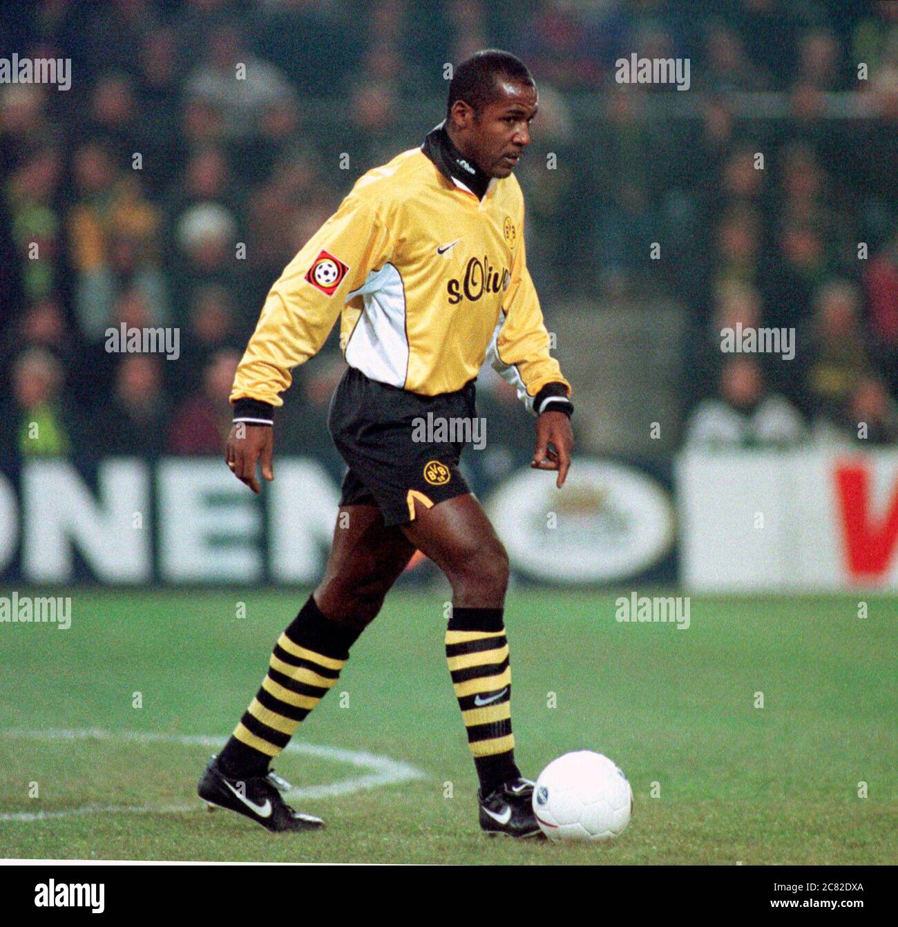 Westfalenstadion Dortmund Germania 24.11.1998, Calcio Bundesliga Germania stagione 1998/1999 giorno 10, Borussia Dortmund (BVB, giallo) vs Hamburger SV (bianco, HSV) 2:1 - Julio Cesar (BVB) Foto Stock