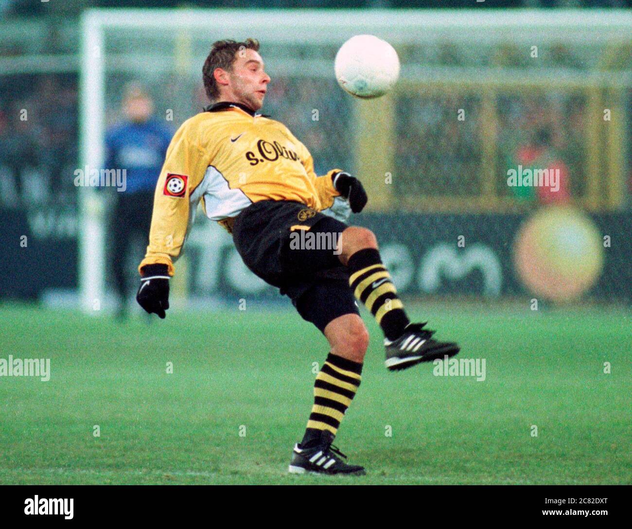 Westfalenstadion Dortmund Germania 24.11.1998, Calcio Bundesliga Germania stagione 1998/1999 giorno 10, Borussia Dortmund (BVB, giallo) vs Hamburger SV (bianco, HSV) 2:1 - Thomas HAESSLER (BVB) Foto Stock