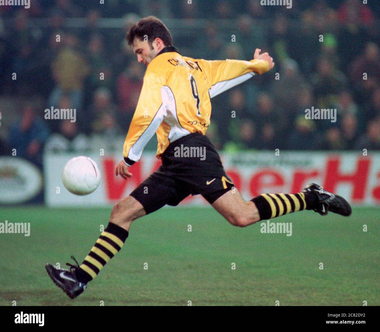 Westfalenstadion Dortmund Germania 24.11.1998, Calcio Bundesliga Germania stagione 1998/1999 giorno 10, Borussia Dortmund (BVB, giallo) vs Hamburger SV (bianco, HSV) 2:1 - Julio Cesar (BVB) Foto Stock