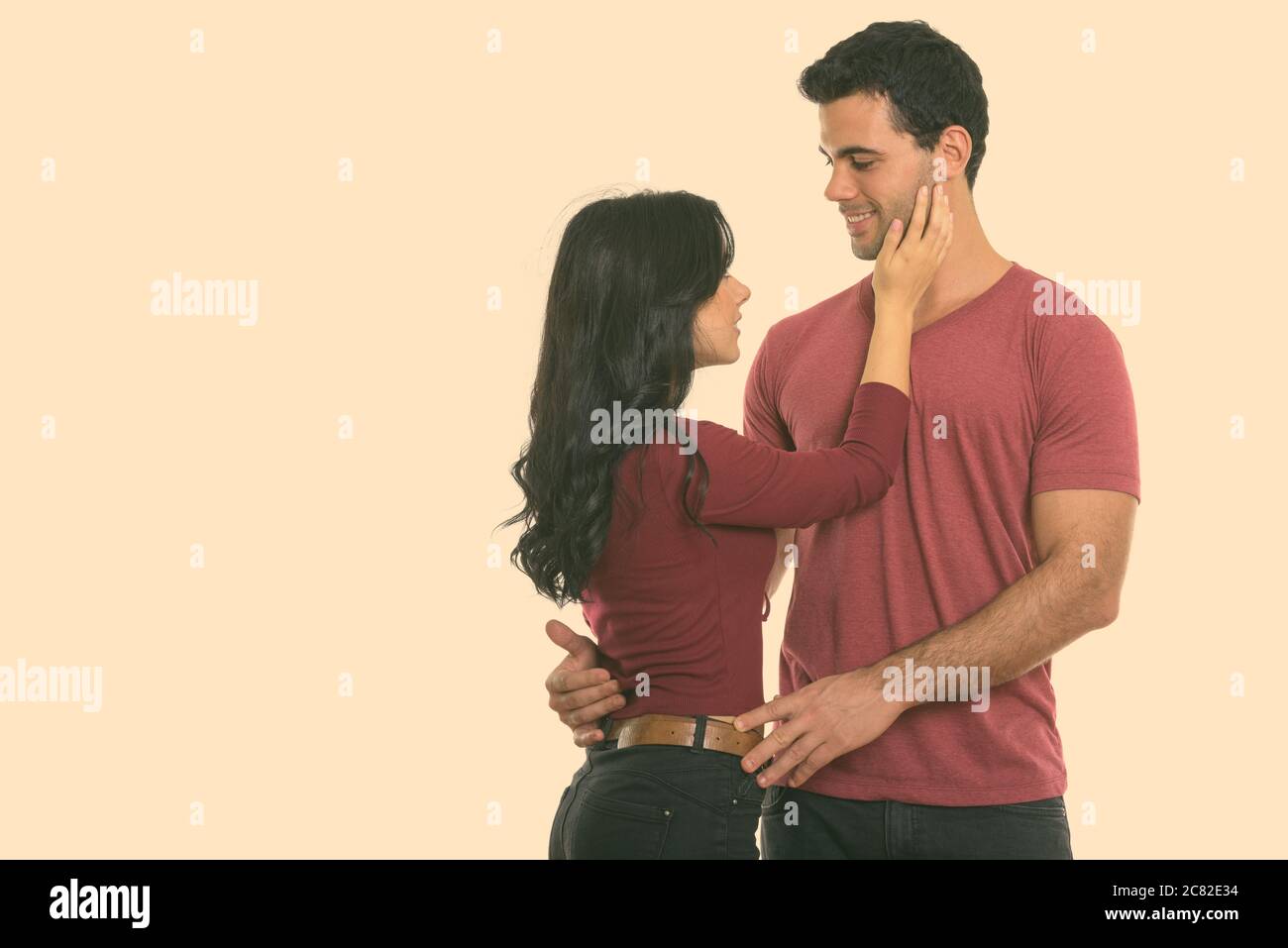 Vista di profilo di giovane coppia felice sorridente e guardando a vicenda nell amore Foto Stock