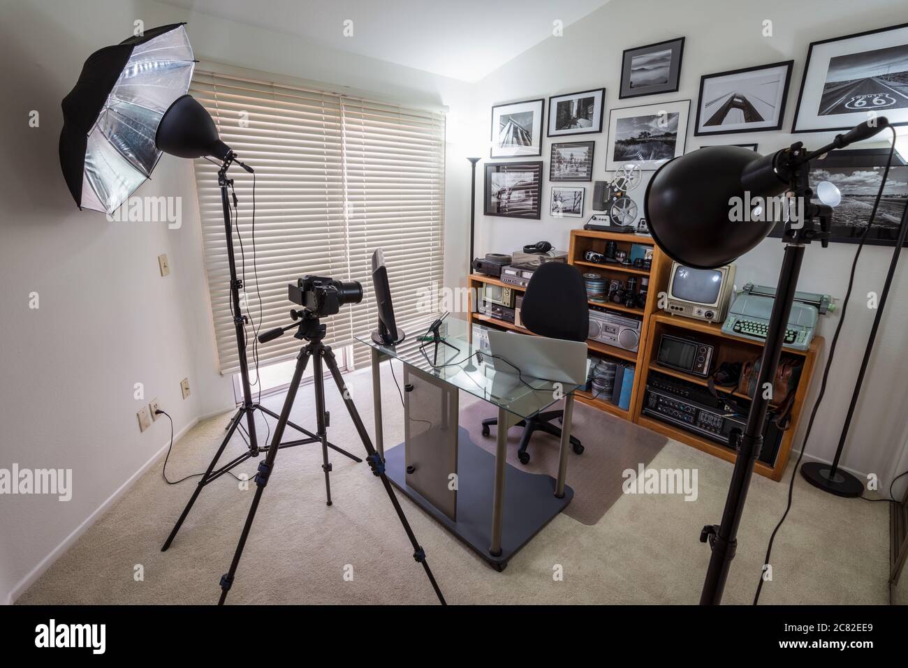L'ufficio domestico è stato configurato come studio di registrazione con luci, fotocamera e treppiede per lavorare, scuola o socializzare. Foto Stock