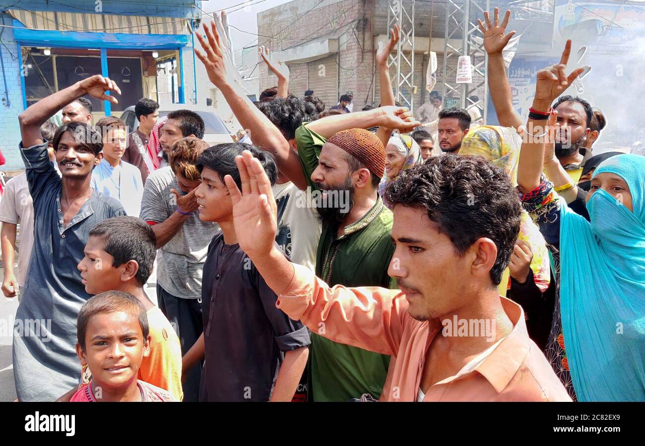 I residenti di Ayub Gate Block Road bruciano gli pneumatici mentre stanno tenendo una dimostrazione di protesta contro il prolong carico elettrico shedding, a Sukkur Lunedi, 20 luglio 2020. Foto Stock
