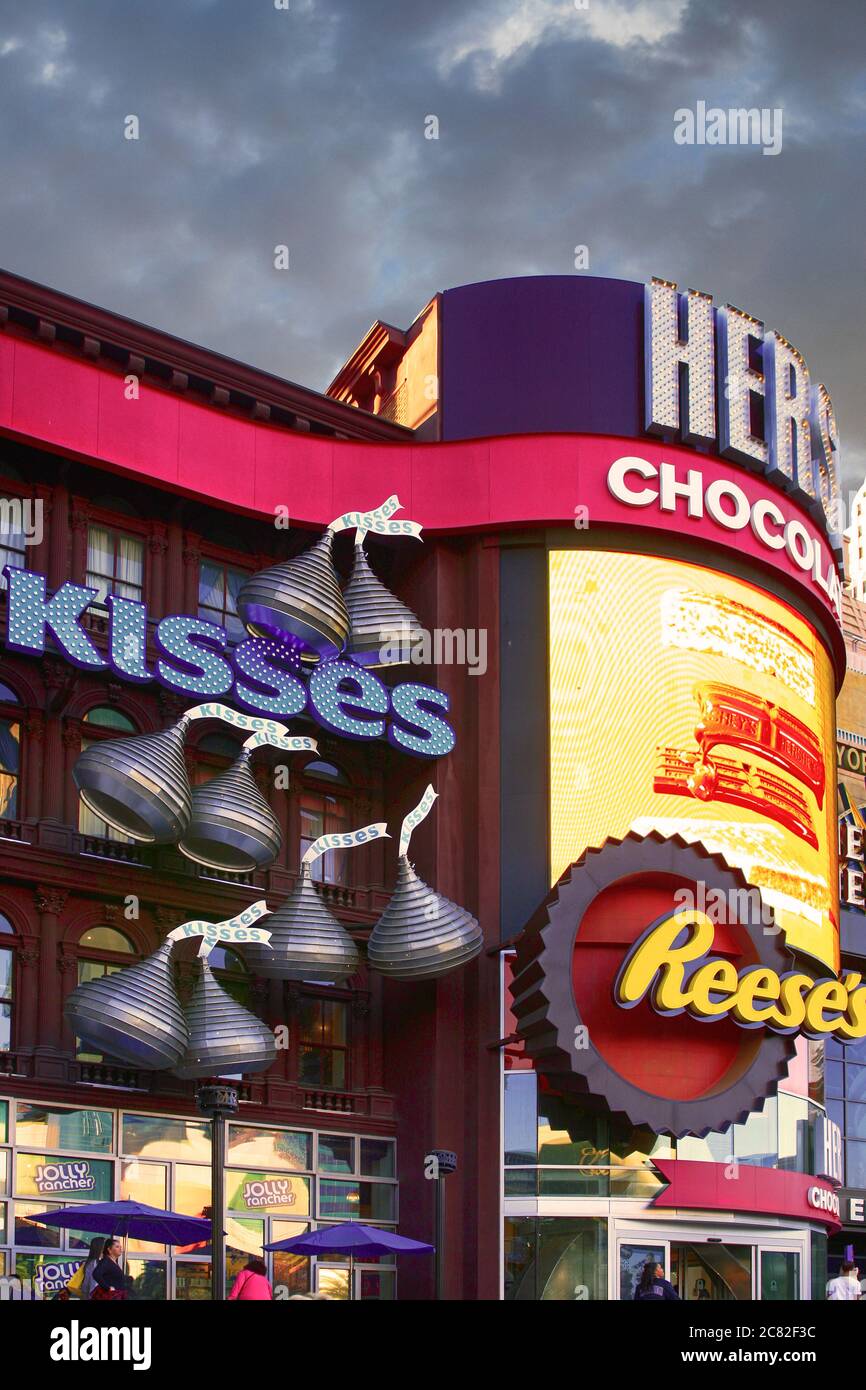 Hershey's Kisses e il negozio di cioccolato Reese nel centro di Las Vegas, Nevada Foto Stock