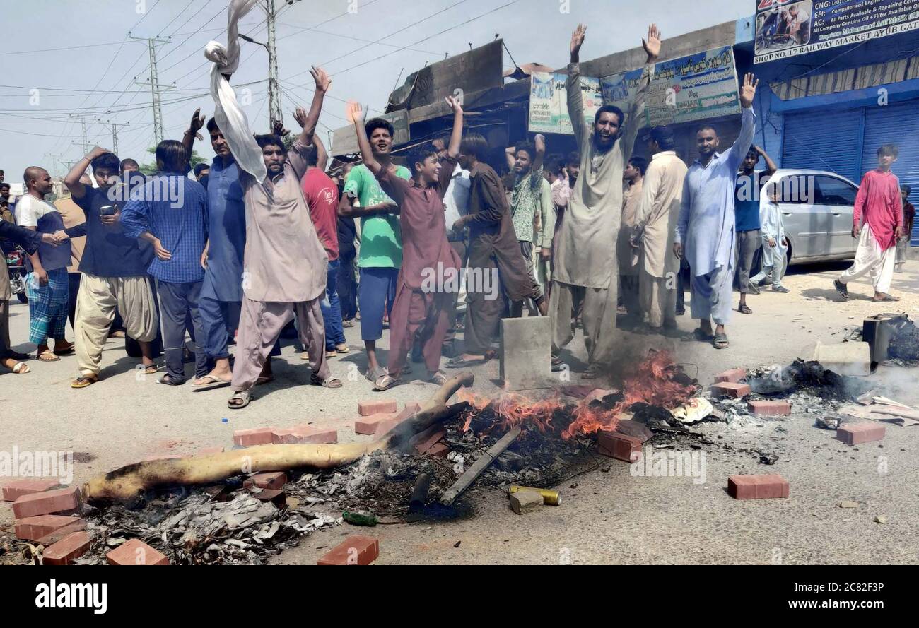 I residenti di Ayub Gate Block Road bruciano gli pneumatici mentre stanno tenendo una dimostrazione di protesta contro il prolong carico elettrico shedding, a Sukkur Lunedi, 20 luglio 2020. Foto Stock