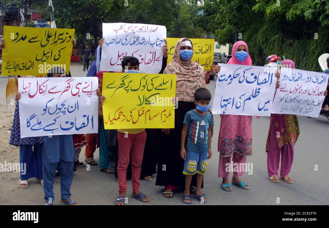 I residenti di Ghaziabad stanno organizzando una manifestazione di protesta contro l'alta gestione del dipartimento di polizia, presso il club stampa di Lahore lunedì 20 luglio 2020. Foto Stock