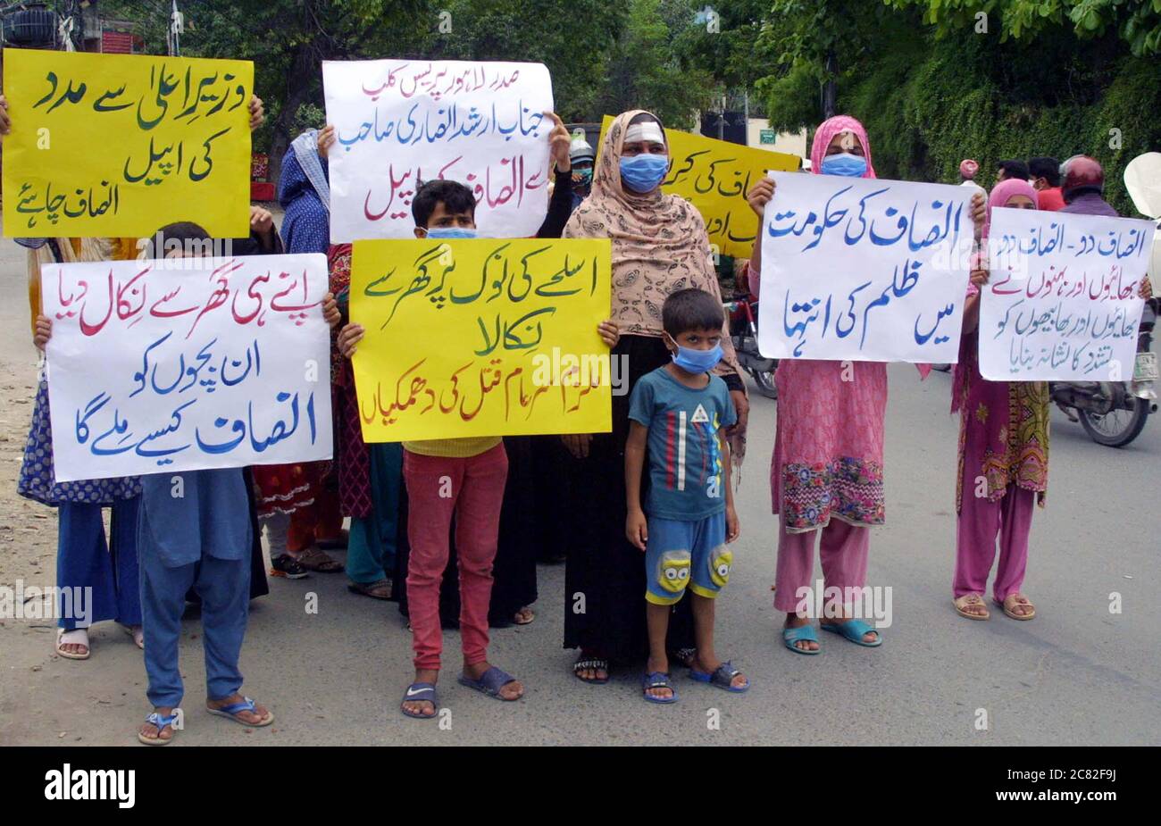 I residenti di Ghaziabad stanno organizzando una manifestazione di protesta contro l'alta gestione del dipartimento di polizia, presso il club stampa di Lahore lunedì 20 luglio 2020. Foto Stock