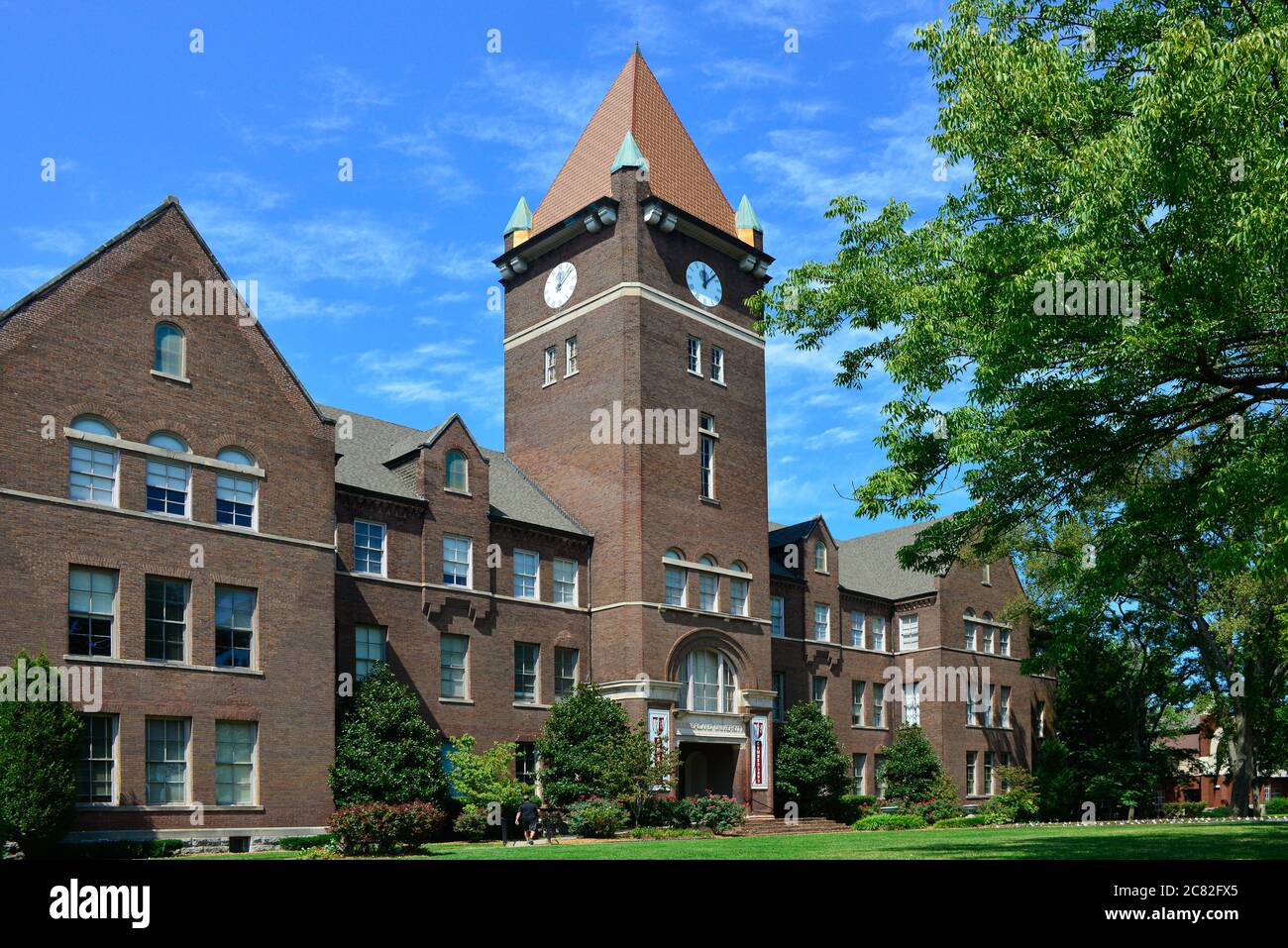 Torre dell'orologio presso la Cumberland University Memorial Hall, nello storico campus della Cumberland University in Libano, TN, USA Foto Stock