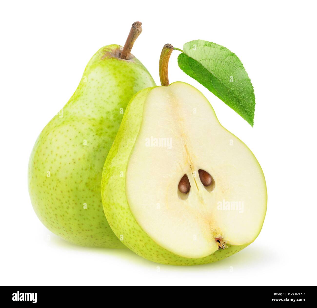 Pere isolate. Una pera verde e una metà con foglia isolata su sfondo bianco Foto Stock