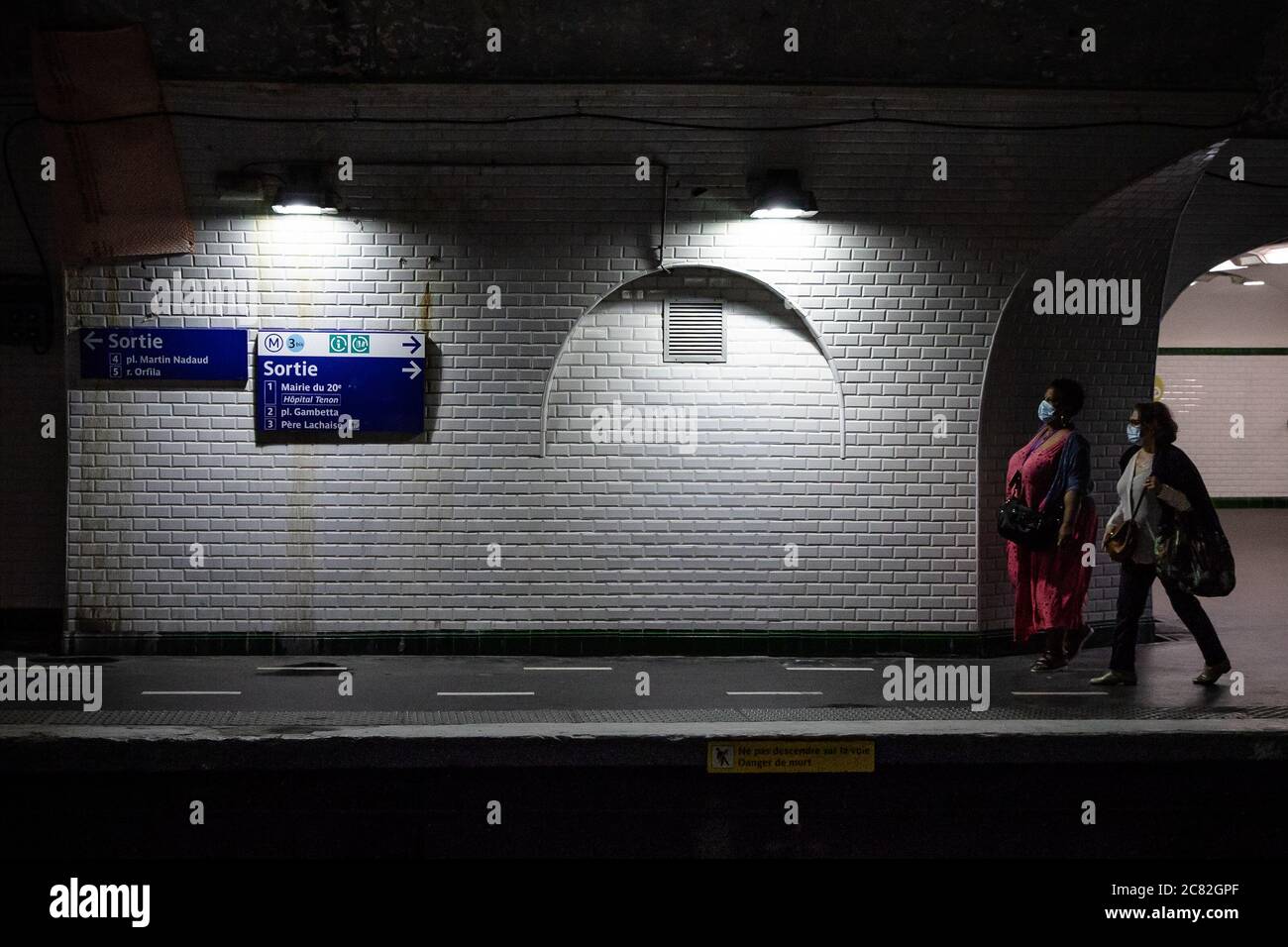 Parigi, Francia. 20 luglio 2020. Le persone che indossano maschere facciali si vedono in una stazione della metropolitana a Parigi, Francia, 20 luglio 2020. L'ordine del governo francese di rendere obbligatorio l'uso di maschere è entrato in vigore lunedì, in mezzo a segnali di preoccupante accelerazione della circolazione del virus e di un numero crescente di cluster. Chiunque si rifiuti di applicare al decreto di indossare la maschera in spazi pubblici chiusi pagherà una multa di 135 euro (154.7 dollari USA). Credit: Aurelien Morissard/Xinhua/Alamy Live News Foto Stock