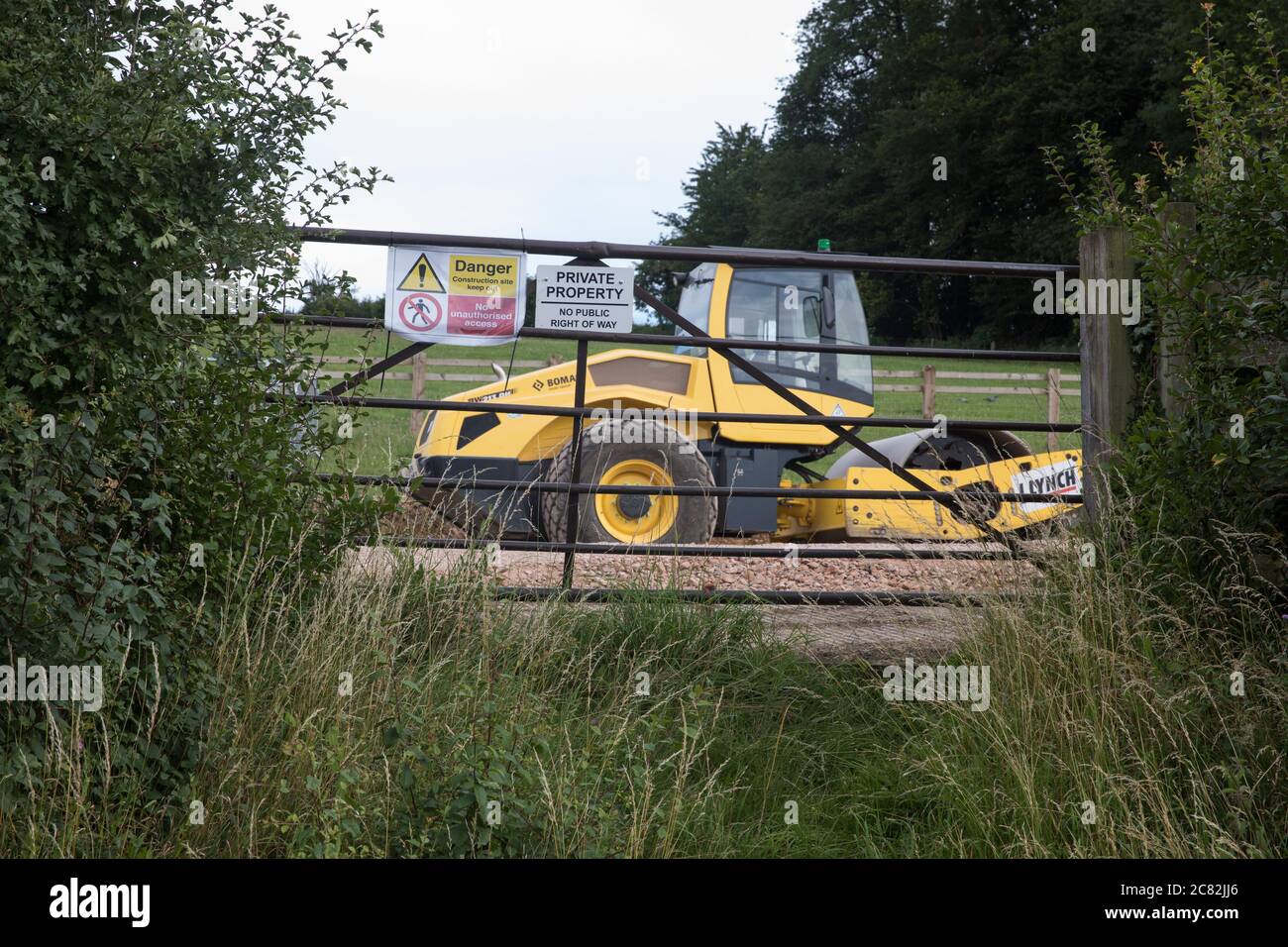 Chalfont St Giles, Regno Unito. 18 luglio 2020. Una strada di trasporto temporanea è predisposta per la costruzione di un albero di ventilazione per il tunnel Chiltern sul collegamento ferroviario ad alta velocità HS2. Il Dipartimento per i Trasporti ha approvato l'emissione di avvisi per procedere da HS2 Ltd ai quattro principali imprenditori di lavori civili (MWCC) lavorando al progetto ferroviario £106 miliardi nell'aprile 2020. Credit: Mark Kerrison/Alamy Live News Foto Stock