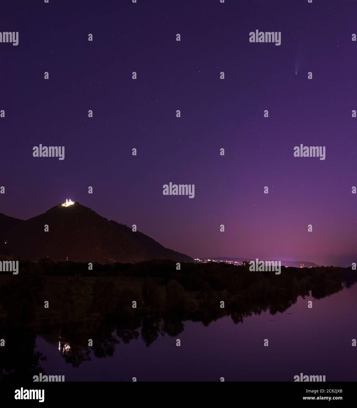 Vienna: Cometa 'Neoswise', fiume Neue Donau (nuovo Danubio), montagna Leopoldsberg con chiesa nel 21. Floridsdorf, Vienna, Austria Foto Stock