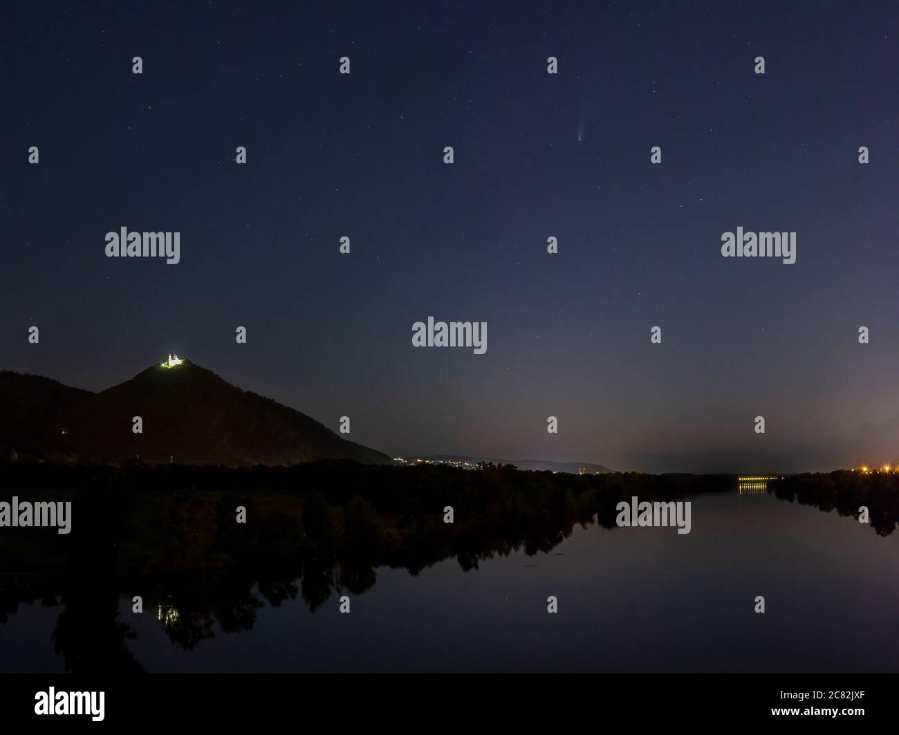 Vienna: Cometa 'Neoswise', fiume Neue Donau (nuovo Danubio), montagna Leopoldsberg con chiesa nel 21. Floridsdorf, Vienna, Austria Foto Stock