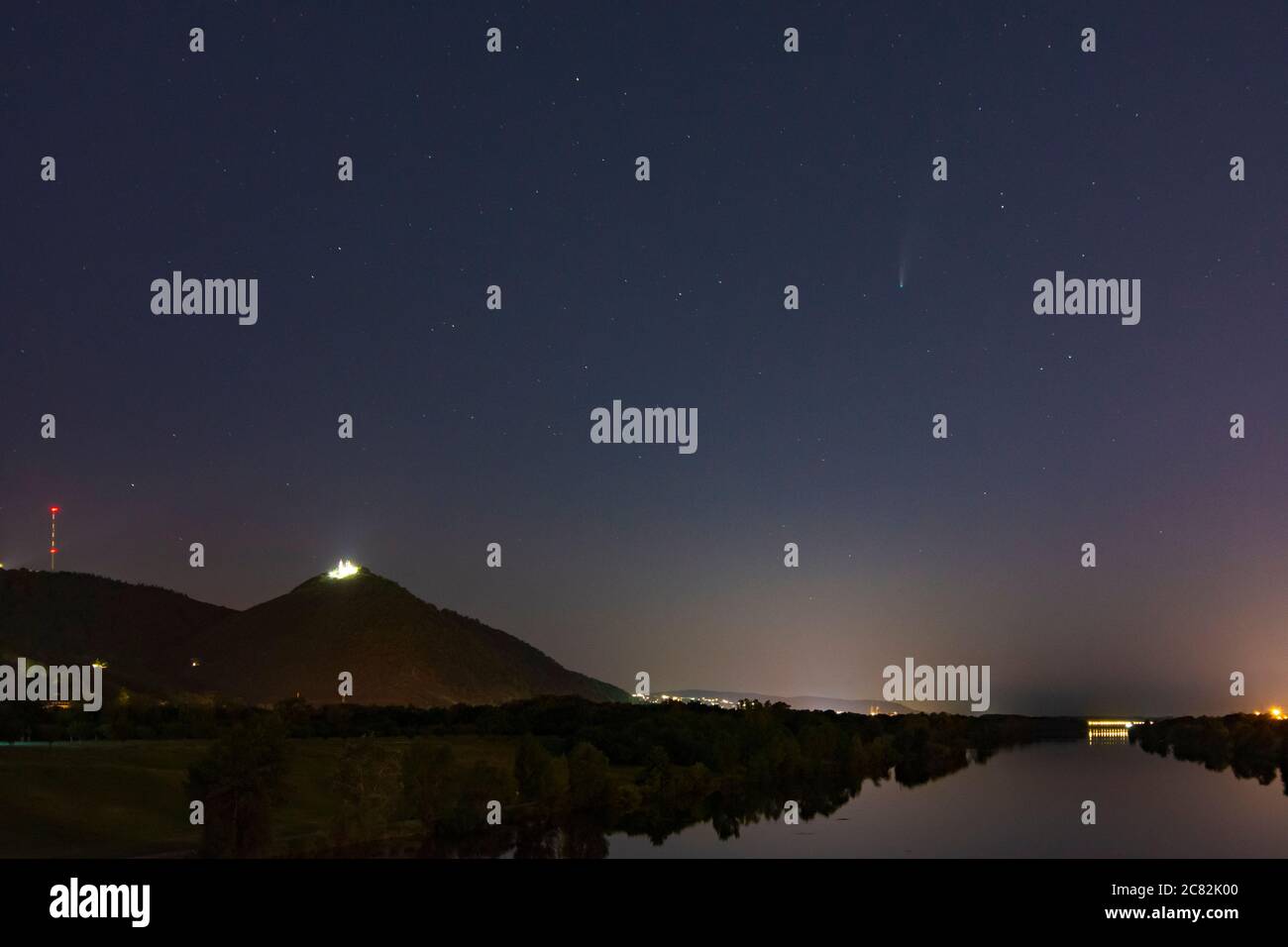 Vienna: Cometa 'Neoswise', fiume Neue Donau (nuovo Danubio), montagne Kahlenberg (sinistra) e Leopoldsberg con la chiesa nel 21. Floridsdorf, Vienna, Austr Foto Stock