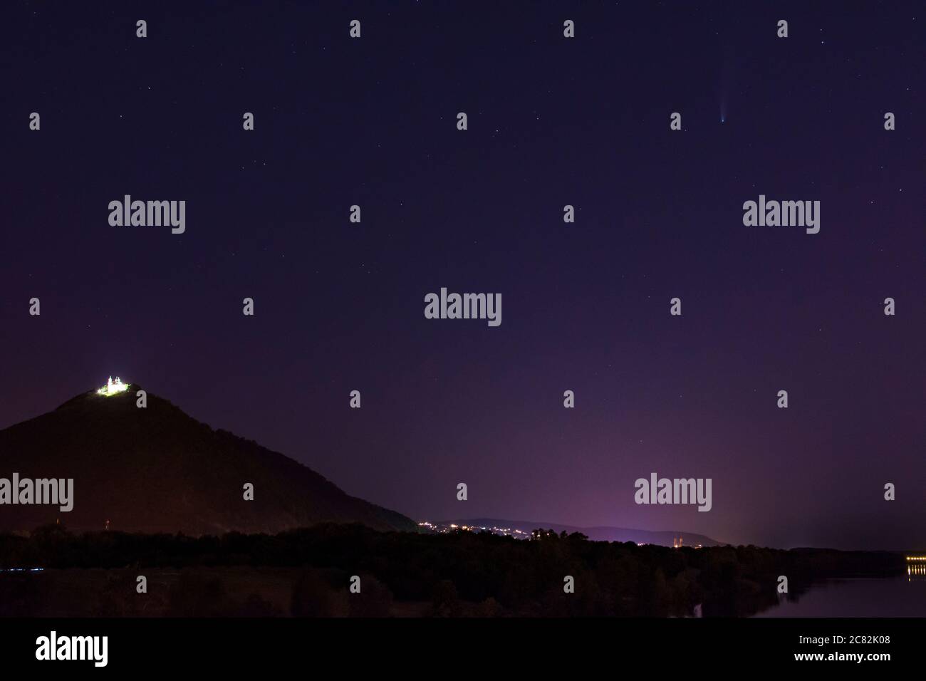 Vienna: Cometa 'Neoswise', fiume Neue Donau (nuovo Danubio), montagna Leopoldsberg con chiesa nel 21. Floridsdorf, Vienna, Austria Foto Stock
