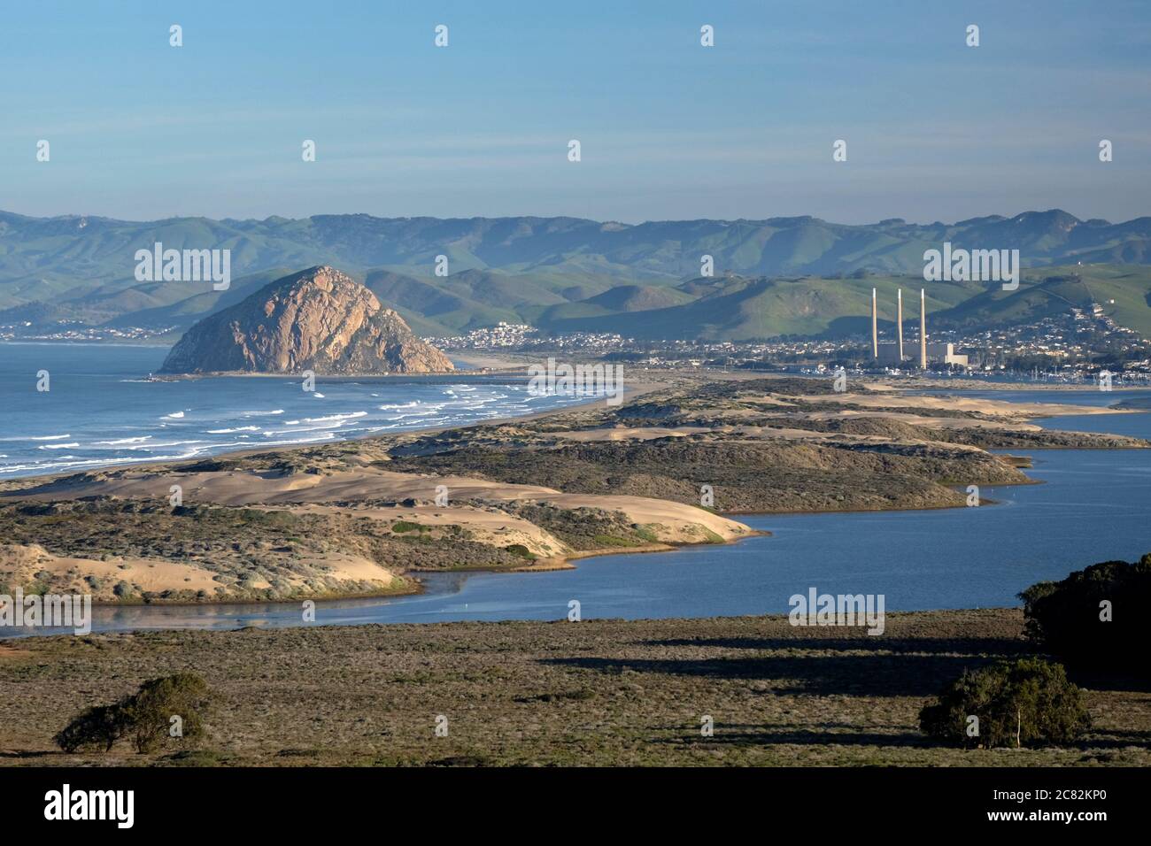 Vista di Morro Rock e della baia lungo la costa della California centrale Foto Stock