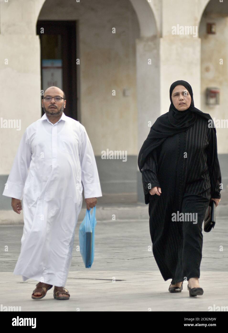Coppia musulmana a piedi in Souq Waqif, Doha, Qatar Foto Stock