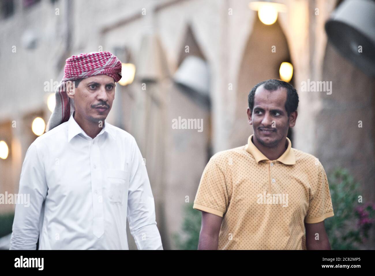 Immigrato asiatico e Saudita a Souq Waqif, Doha, Qatar Foto Stock