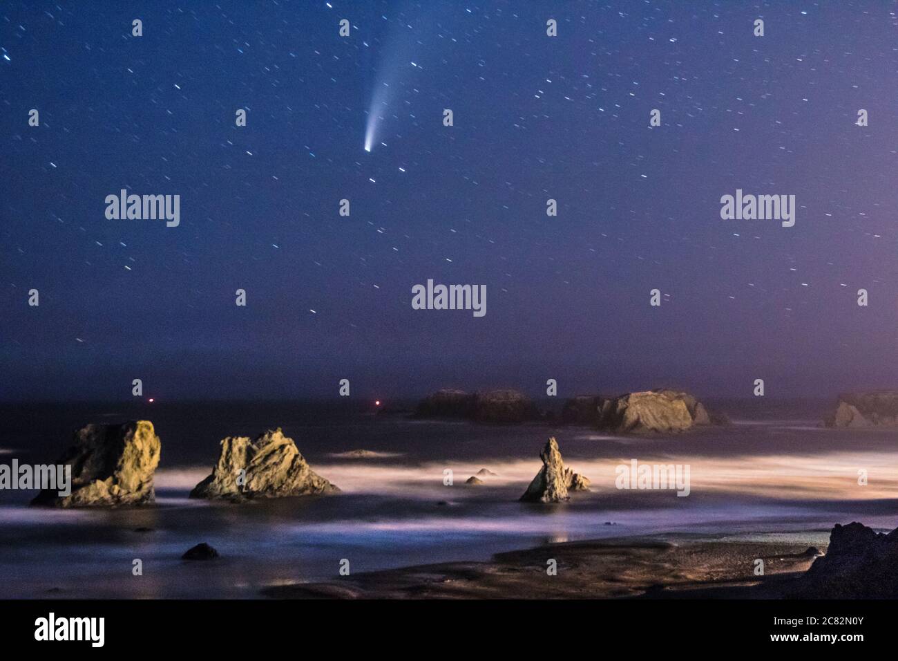 Comet NEOWISE da Face Rock state Scenic Viewpoint, Bandon, Oregon Foto Stock