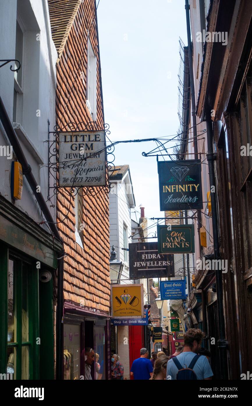 Appendere segni di gioielleria, Meeting House Lane, The Lanes, Brighton, Regno Unito Foto Stock
