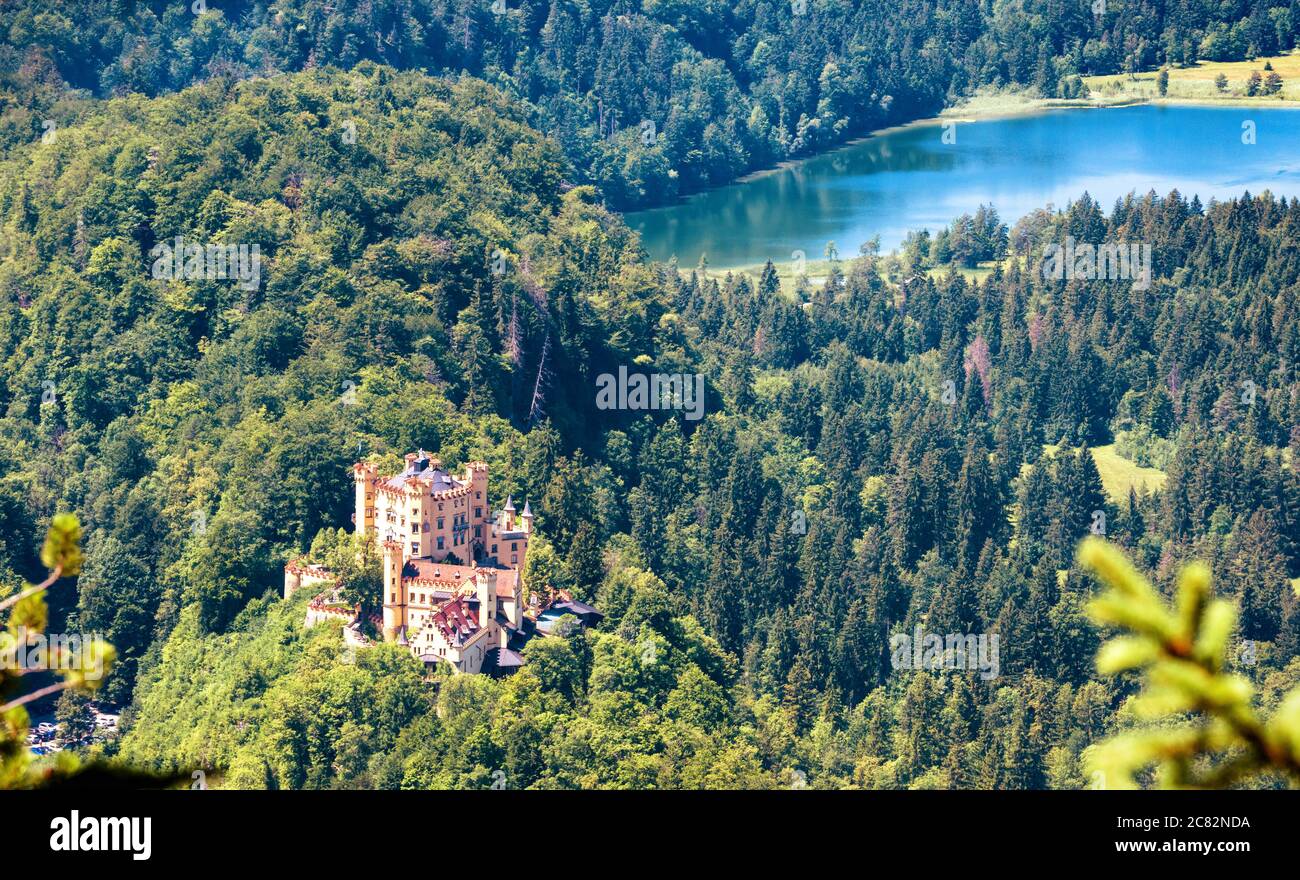 Castello di Hohenschwangau e lago Schwansee nelle Alpi Bavaresi, Germania. Splendido paesaggio di montagna alpina con famoso castello in verde foresta, scenico Foto Stock