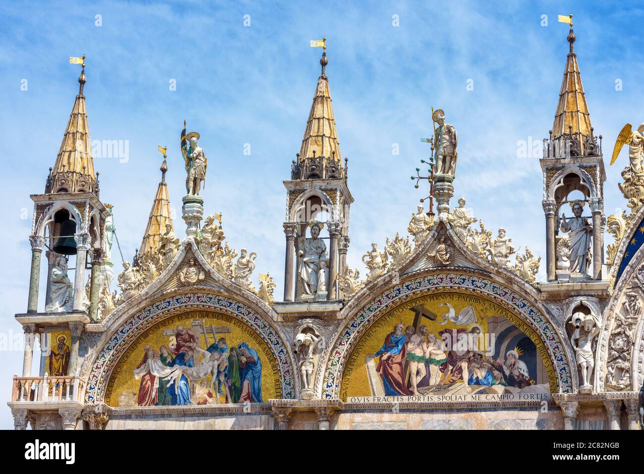 Basilica di San Marco`s o primo piano di San Marco, Venezia, Italia. E' il punto di riferimento principale di Venezia. Bel mosaico cristiano di esterno chiesa di lusso, particolare di Foto Stock