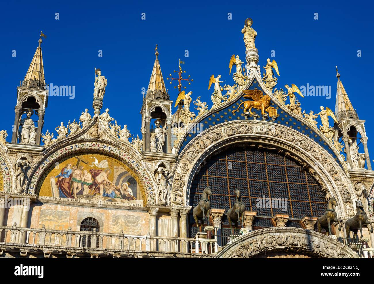 Basilica di San Marco`s o primo piano di San Marco, Venezia, Italia. E' il punto di riferimento principale di Venezia. Splendido esterno ornato della basilica medievale, particolare di lusso Foto Stock