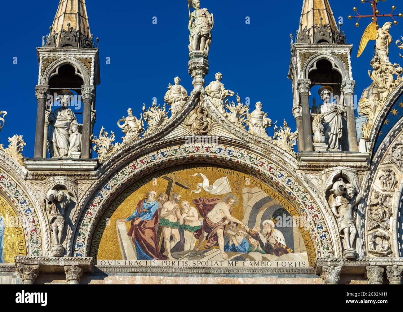 Basilica di San Marco`s o primo piano di San Marco, Venezia, Italia. E' il punto di riferimento principale di Venezia. Bel mosaico cristiano esterno della basilica, particolare di orna Foto Stock