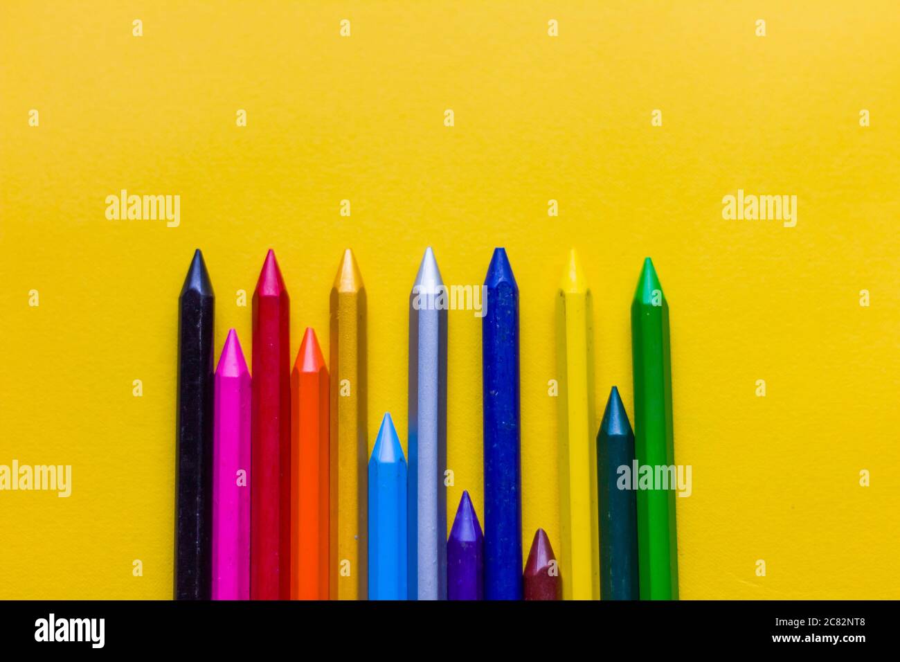 Piatto di pastelli colorati Foto Stock