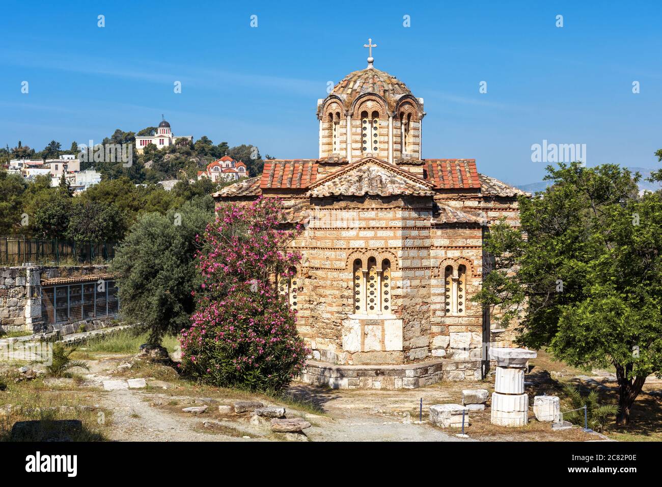 Chiesa dei Santi Apostoli nell'antica Agora, Atene, Grecia. Vista panoramica del monumento della cultura bizantina nel centro di Atene in estate. Famosa vecchia Agora wi Foto Stock