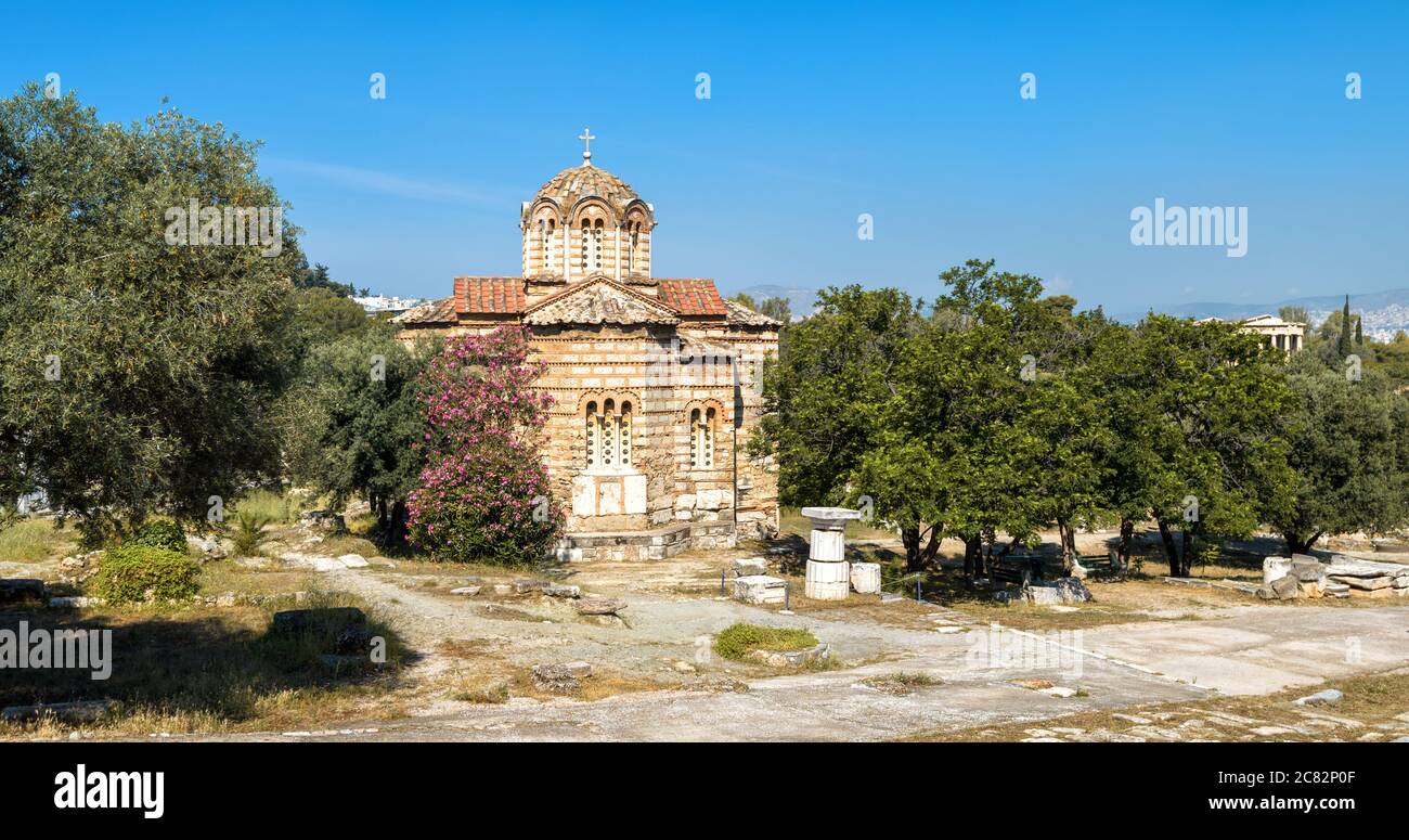 Chiesa dei Santi Apostoli nell'antica Agora, Atene, Grecia. Vista panoramica del monumento della cultura bizantina nel centro di Atene. Famosa Agora vecchia con clas Foto Stock